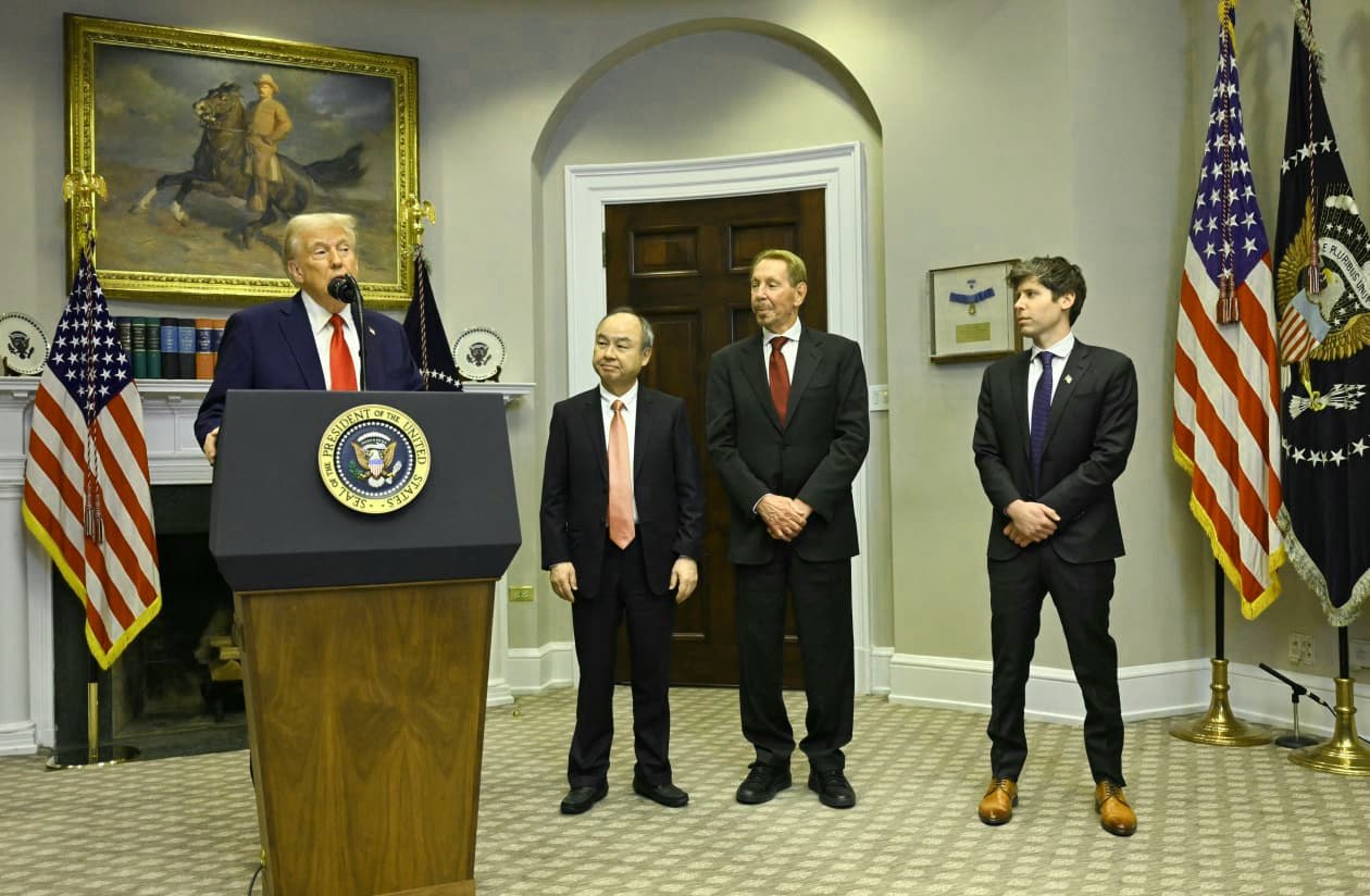 Featured image for “La estrategia de IA de Trump impulsa a Big Tech y limita regulaciones”