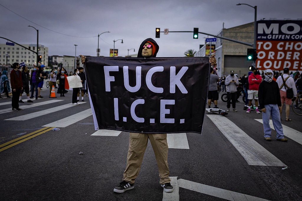 Featured image for “Creadores se unen contra ICE ante creciente violencia pública”